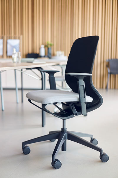 SE Motion Net task chair with adjustable arms